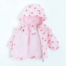                             Přechodová bunda s kapucí s jahodami -světle růžová                        